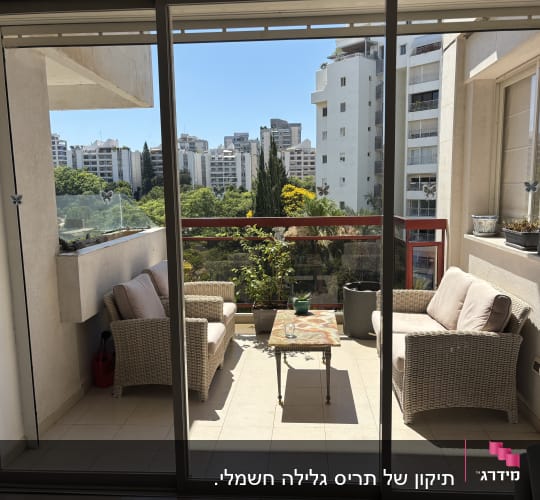 מרפסת עם ריהוט גן ונוף עירוני